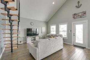 un salon avec un canapé et un escalier en colimaçon dans l'établissement Deck and Patio Recently Built Bolivar Peninsula Gem, à Bolivar Peninsula