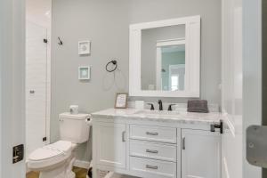 une salle de bains blanche avec toilettes et lavabo dans l'établissement Deck and Patio Recently Built Bolivar Peninsula Gem, à Bolivar Peninsula 18 autres photos