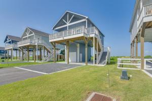 un groupe de maisons avec une pelouse devant elles dans l'établissement Deck and Patio Recently Built Bolivar Peninsula Gem, à Bolivar Peninsula
