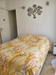 Ένα ή περισσότερα κρεβάτια σε δωμάτιο στο Une chambre au calme - Réservée aux femmes