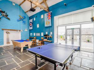コーウェンにある1 Bed in Ty Nant 79388の青い壁の部屋(卓球台付) +16枚の写真