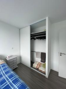una camera da letto con un letto e un grande specchio di Charming hill view retreat a Funchal
