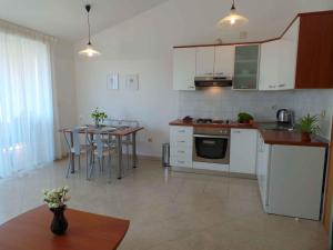 Majoituspaikan Apartment Liznjan 1 keittiö tai keittotila