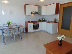 Majoituspaikan Apartment Liznjan 1 keittiö tai keittotila