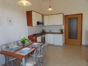 Majoituspaikan Apartment Liznjan 1 keittiö tai keittotila