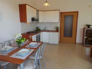 Majoituspaikan Apartment Liznjan 1 keittiö tai keittotila