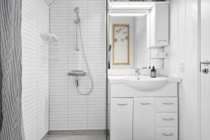 Koupelna v ubytování 8806-Hvide-Sande-Ae-Gammel-Havn-15 + 29 fotografií