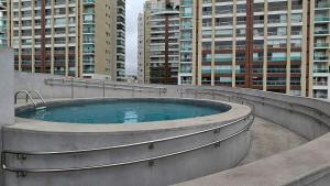 una vasca idromassaggio nel centro di una città con edifici alti di Studios luxuosos ao lado do Shooping Frei Caneca a San Paolo