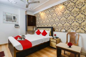 Una cama o camas en una habitación de Hotel O Radhey Shyam Inn