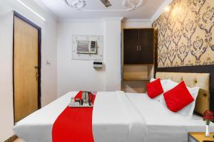 Una cama o camas en una habitación de Hotel O Radhey Shyam Inn