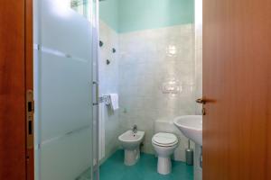 ポルト・レカナーティにあるItalian Experience-Sweet Coneroのトイレと洗面台付きのバスルーム +22枚の写真