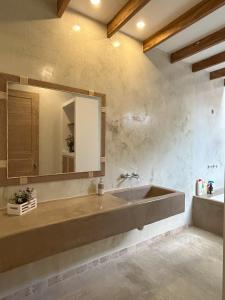 a bathroom with a large sink and a mirror at Casa de Campo con Piscina, BBQ y Naturaleza Cañete in Imperial