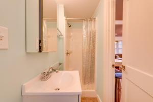 Ένα μπάνιο στο Fish and Hike Lakeside Poconos Retreat, Unit 3 +26 φωτογραφίες