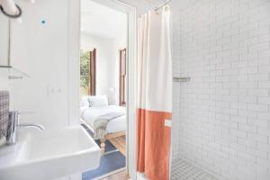 Koupelna v ubytování Annabelle 2D Downtown 2 BR 2BA near City Market + 33 fotografií