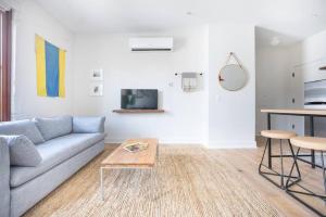 TV a/nebo společenská místnost v ubytování Annabelle 2D Downtown 2 BR 2BA near City Market