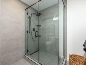 サセックスにあるLuxury Cabin with Private Hot Tub Minutes from Poley Mountain & Sussexのトイレ付きのバスルームのガラス製シャワー +18枚の写真