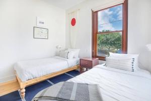 Postel nebo postele na pokoji v ubytování Annabelle 2D Downtown 2 BR 2BA near City Market