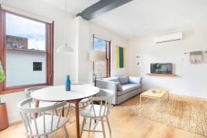 Posezení v ubytování Annabelle 2D Downtown 2 BR 2BA near City Market