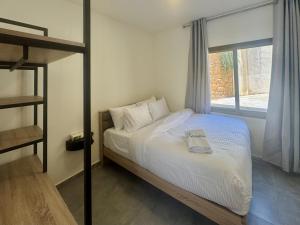 AfqāにあるAstra Faqra 3BR w Pool and Balconyの白いシーツと窓のあるベッドのある寝室 +41枚の写真