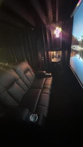 Gambar di galeri bagi Sleeps 18 6BR Gym, Game Room and Theater di Chicago