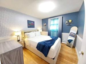 Afbeelding uit fotogalerij van Sleeps 12 - Pool - Grill in Wolcott