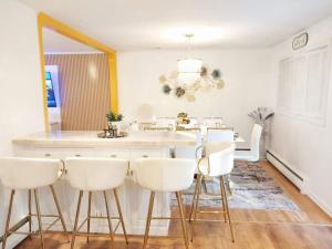 Afbeelding uit fotogalerij van Sleeps 12 - Pool - Grill in Wolcott