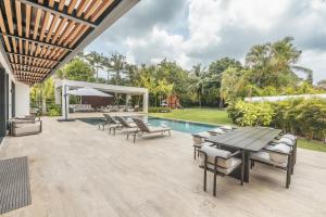 Κήπος έξω από το Modern villa with maid and pool in Casa de Campo
