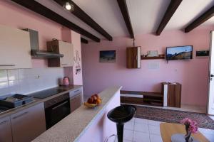 Η κουζίνα ή μικρή κουζίνα στο Apartments in Silo - Insel Krk 14530 +17 φωτογραφίες