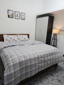 クーヌールにあるPleasant Heights Homestayのベッドルーム1室(ベッド1台、プライド毛布付) +10枚の写真