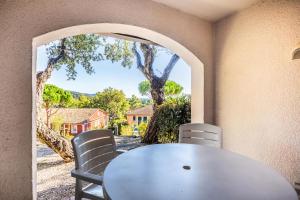 Zdjęcie z galerii obiektu Les Appartements aux Restanques du Golfe de St Tropez - maeva Home - Appartement 2 Pièces 4 Personnes - Confort MAE-3354 w mieście Grimaud