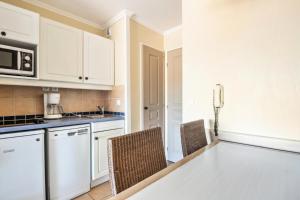 Kuchnia lub aneks kuchenny w obiekcie Les Appartements aux Restanques du Golfe de St Tropez - maeva Home - Appartement 2 Pièces 4 Personnes - Confort MAE-3354