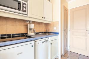 Kuchnia lub aneks kuchenny w obiekcie Les Appartements aux Restanques du Golfe de St Tropez - maeva Home - Appartement 2 Pièces 4 Personnes - Confort MAE-3354