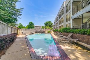 Πισίνα στο ή κοντά στο Cotton District Condo Walkable Spot for Game Day!