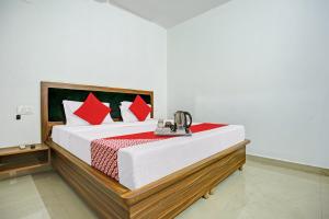 Postel nebo postele na pokoji v ubytování Hotel O Hc Punjab Inn