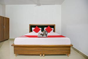 Postel nebo postele na pokoji v ubytování Hotel O Hc Punjab Inn