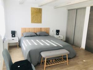 una camera da letto con un letto grande e una sedia di Gîte mon rêve à Scherwiller avec SPA sur la route des vins au coeur de l'alsace a Scherwiller