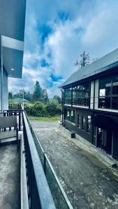 Un edificio con un banco delante de él. en THE - CR7 - Manchester Grand apartment, en Nuwara Eliya