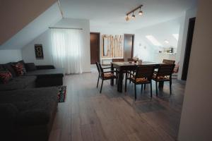 a living room with a table and chairs and a couch at La Marița in Grinţieş