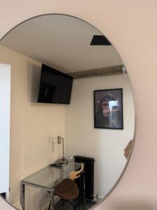 Cozy private room with shower #1 في مدريد: مرآة في غرفة بها طاولة زجاجية