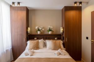 a bedroom with a large bed with white pillows at Sol hotel St Mande - 2 personnes - 22 in Saint-Mandé