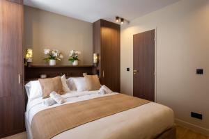 a bedroom with a large bed with flowers on it at Sol hotel St Mande - 2 personnes - 22 in Saint-Mandé