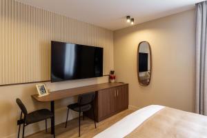 Μια τηλεόραση ή/και κέντρο ψυχαγωγίας στο Sol hotel St Mande - 2 personnes - 22