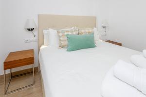 Posteľ alebo postele v izbe v ubytovaní Nueva 22 Suites in Nerja by Solaga Holiday Homes