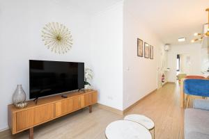 Televízia a/alebo spoločenská miestnosť v ubytovaní Nueva 22 Suites in Nerja by Solaga Holiday Homes