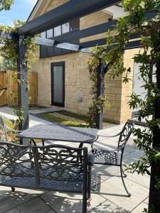 a table and chairs in front of a building at The Lodge Private Parking & Garden in Cheltenham +13 photos