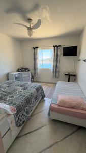 Giường trong phòng chung tại POUSADA lOUCURA MARINHA