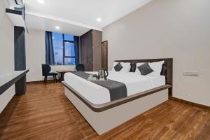 Postel nebo postele na pokoji v ubytování Townhouse OAK Hotel Rudra + 41 fotografií