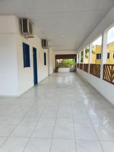 ein leeres Zimmer mit Fliesenboden und Flur in der Unterkunft Cheguei Preá in Prea + 9 Fotos