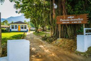 a sign for a park in front of a tree at VELINN Pousada Bromelias in Ilhabela
