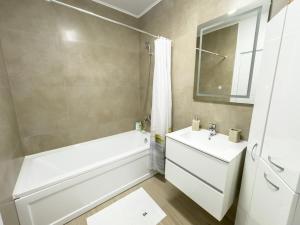 Ένα μπάνιο στο Dorian's Apartments-Blvd Muncii 2 +9 φωτογραφίες